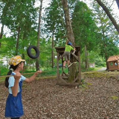 綱渡りする少年の写真